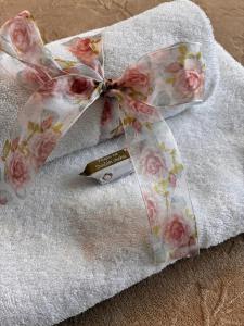 a white towel with a floral bow on it at Srnčí vrch in Batňovice +44 photos
