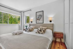 a bedroom with a large bed and a window at La Trêve Mont Tremblant in La Conception