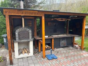 an outdoor grill with a stove in a shed at Apartment P&T Top 5 in Altenhof
