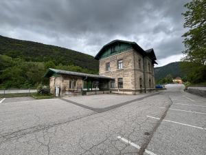 a building with a green roof in a parking lot at Apartment P&T Top 5 in Altenhof
