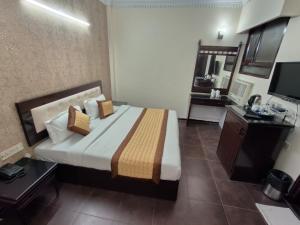 a hotel room with a bed and a mirror at Hotel Maurya Heritage In Karol Bagh in New Delhi