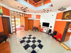 a lobby with a checkered floor and a living room at JayKay Resort in Pūrnānkuppam
