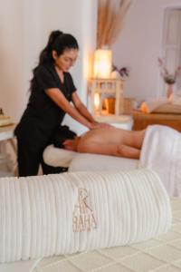 a woman getting a mans back massage in a salon at Habibi Hotel and SPA in San Miguel de Allende