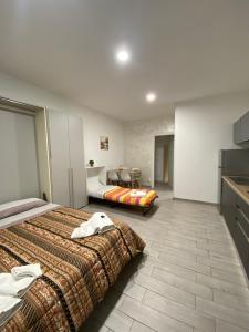 a hotel room with a bed and a kitchen at Casa vacanza La Ninfea intera casa in Caltagirone