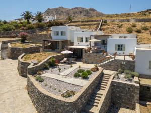 a house with a garden in front of it at Villa Ostria in Rámos