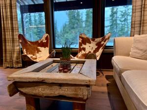 a living room with a table and chairs and a couch at Mountain Stable Apartment Beito in Beitostøl +7 photos