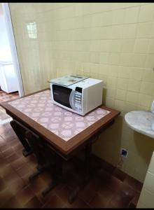 a microwave sitting on top of a table at Casa Areal in Araruama