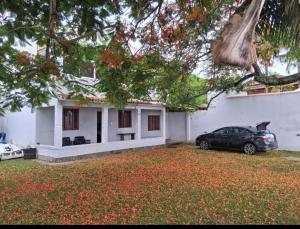 a car parked in front of a house at Casa Areal in Araruama