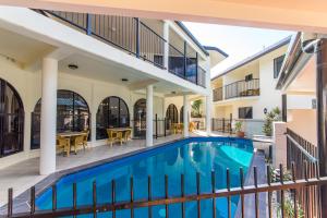 
a large swimming pool with a large balcony at Villa Capri Motel in Rockhampton

