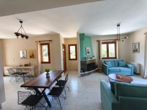 a living room with a table and a blue couch at Casa Stella in Mézapos