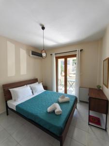 a bedroom with a bed with two towels on it at Casa Stella in Mézapos