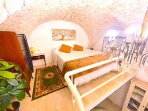 a bedroom with a bed and a table in a room at Casa Vacanza Pietre & Cielo in Ceglie Messapica