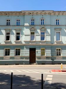 a blue building with windows and a door at Park Leśnicki Homely Studios by BookingHost in Wrocław