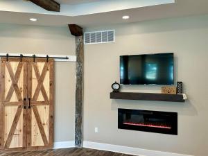 a living room with a fireplace and a tv and a door at River Stone Villa - 2Bedroom/2Bath - No Step Entry in Bellevue