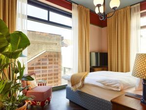 Un pat sau paturi într-o cameră la 25hours Hotel Indre By