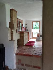 an old room with a brick wall and a kitchen at Ferienhaus Lehmhaus in Häven