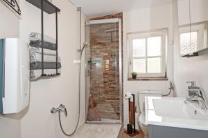 a bathroom with a shower and a sink at Ferienwohnung im Strumpfweberhaus in Schiltach +18 photos
