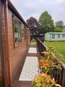 a walkway on the side of a house at 10 the green lilliardsedge carvan park harritsfield jedbrugh td8 6tz in Harrietsfield