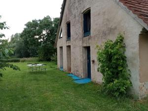 an old building with a table in the yard at Ferienhaus Lehmhaus in Häven
