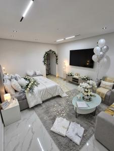 a large living room with a bed and a couch at شاليه غرام حتا - Hatta Romance Chalet in Būbādī