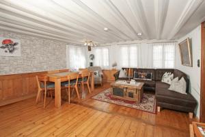 a living room with a couch and a table at Ferienwohnung im Strumpfweberhaus in Schiltach