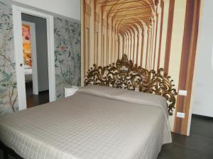 a large bed in a room with a sqor at VILLA DELLE ROSE CINQUE TERRE in Beverino