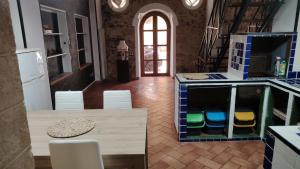 a kitchen with a table and chairs in a room at casa carmela in Bolognetta