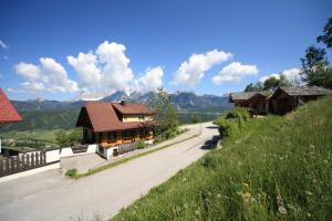 una casa al lado de una colina con un camino en Ferienhaus Hutegger, en Schladming