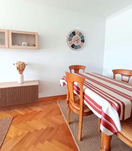 a room with a bed and two chairs at Viveiro Centro con Vistas in Viveiro