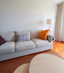 a living room with a couch with pillows on it at Viveiro Centro con Vistas in Viveiro
