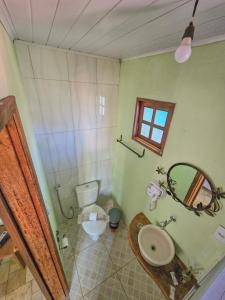 a bathroom with a toilet and a sink at Canto Verde Pousada in Lençóis +47 photos