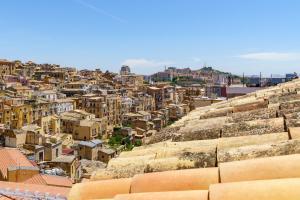 ein Blick auf die Stadt von der Zitadelle in der Unterkunft Agrigento Bed in Agrigento