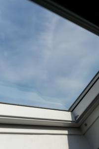 a skylight window in a ceiling at Rockefeller - Le petit Loft New-Yorkais 5 Min de la plage in Dunkerque