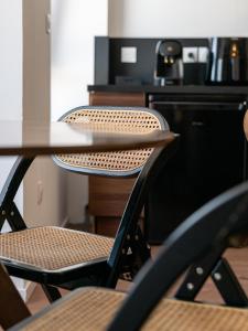 a table and two chairs in a coffee shop at Rockefeller - Le petit Loft New-Yorkais 5 Min de la plage in Dunkerque