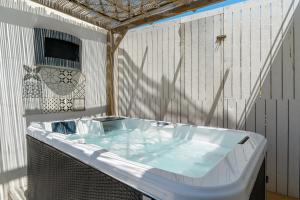eine Badewanne innerhalb eines Zauns in der Unterkunft Agrigento Bed in Agrigento + 87 Fotos