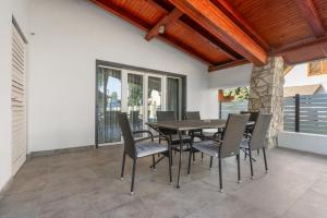 a dining room with a table and chairs at Gery Apartman in Zamárdi
