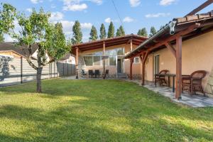 a patio with a table in a yard at Gery Apartman in Zamárdi