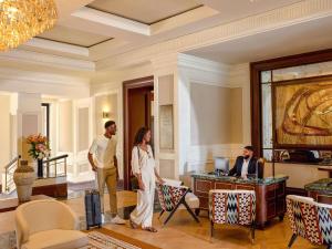 Ein Mann und eine Frau stehen in einer Lobby in der Unterkunft Cape Grace, A Fairmont Managed Hotel in Kapstadt + 170 Fotos