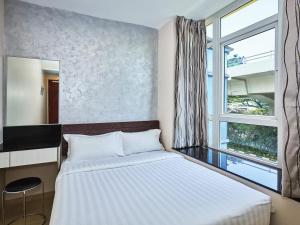 a bedroom with a bed and a window at ibis budget Singapore Mount Faber in Singapore +29 photos