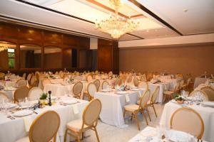 a banquet hall with white tables and chairs at Hotel Guarani Asuncion in Asunción +76 photos