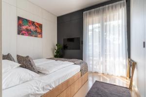 a bedroom with two beds and a window at Aqua Rosa Tiszafüred 2 in Tiszafüred +16 photos