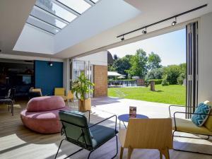 an open living room with a skylight at ibis Styles Lille Neuville en Ferrain in Neuville-en-Ferrain