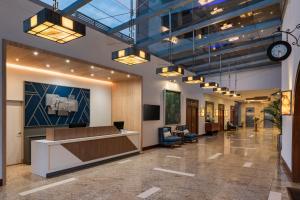 an office lobby with a reception desk and a clock at Holiday Inn Express Quito by IHG in Quito