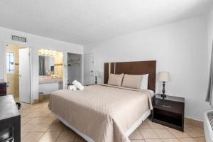 a bedroom with a large bed and a bathroom at Travelsuites Hotel in Las Vegas +24 photos
