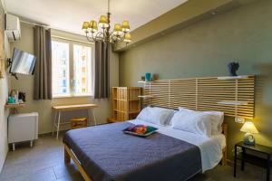 ein Schlafzimmer mit einem Bett, auf dem ein Tablett steht in der Unterkunft Agrigento Bed in Agrigento