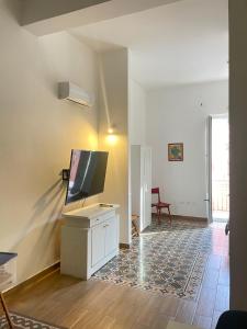 a living room with a flat screen tv sitting on a cabinet at Il Canto del Gallo in Crotone