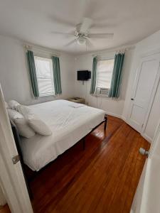 a bedroom with a bed and a ceiling fan at Sea Kist Motel in Wildwood