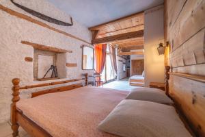 a bedroom with two beds in a room at Hôtel Von Bergen in La Sagne