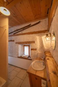 a bathroom with a sink and a window at Hôtel Von Bergen in La Sagne