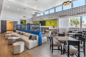 a restaurant with tables and chairs and a cafeteria at Best Western Plus Rialto in Rialto